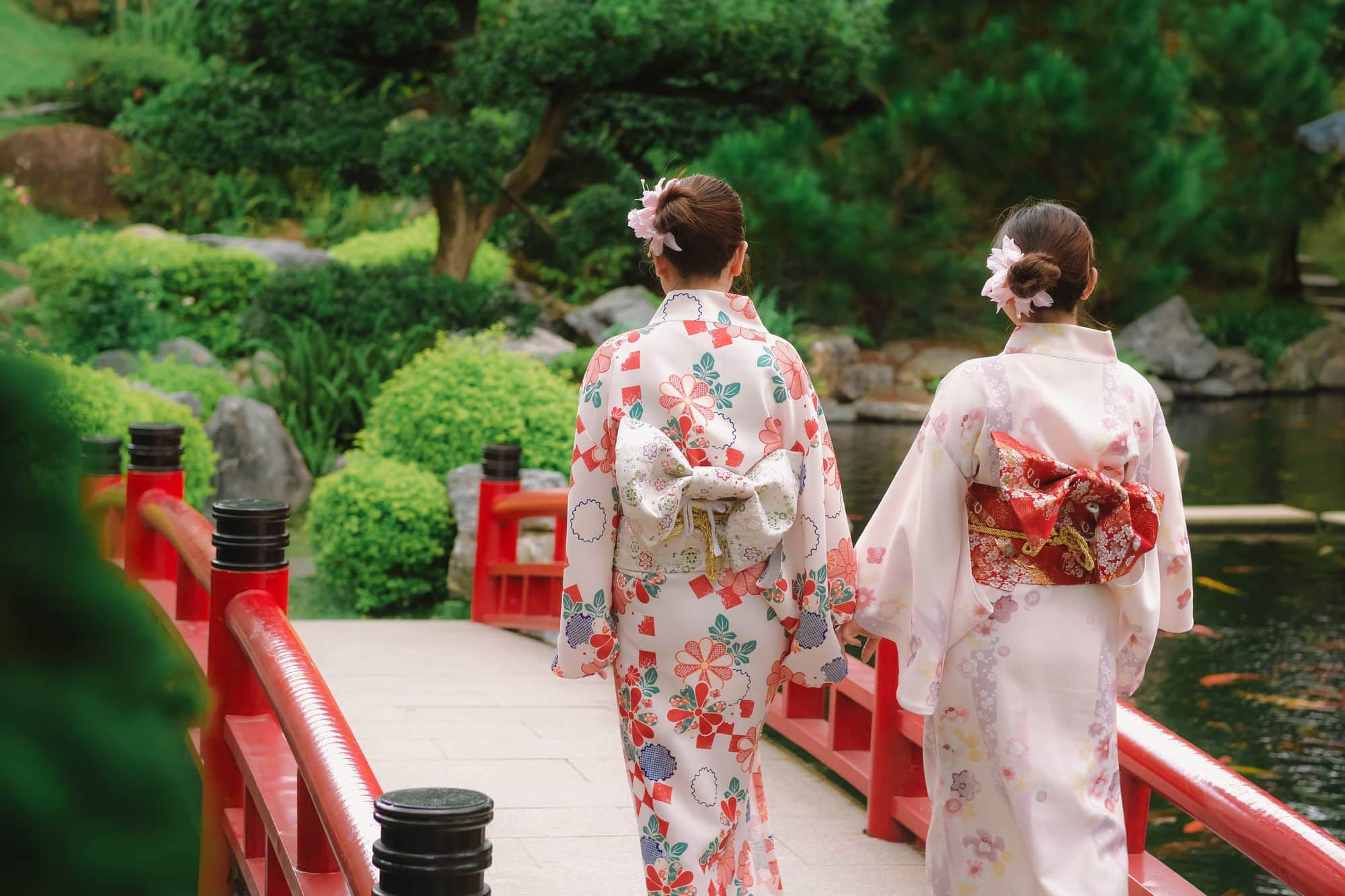 Khoác kimono dạo vườn