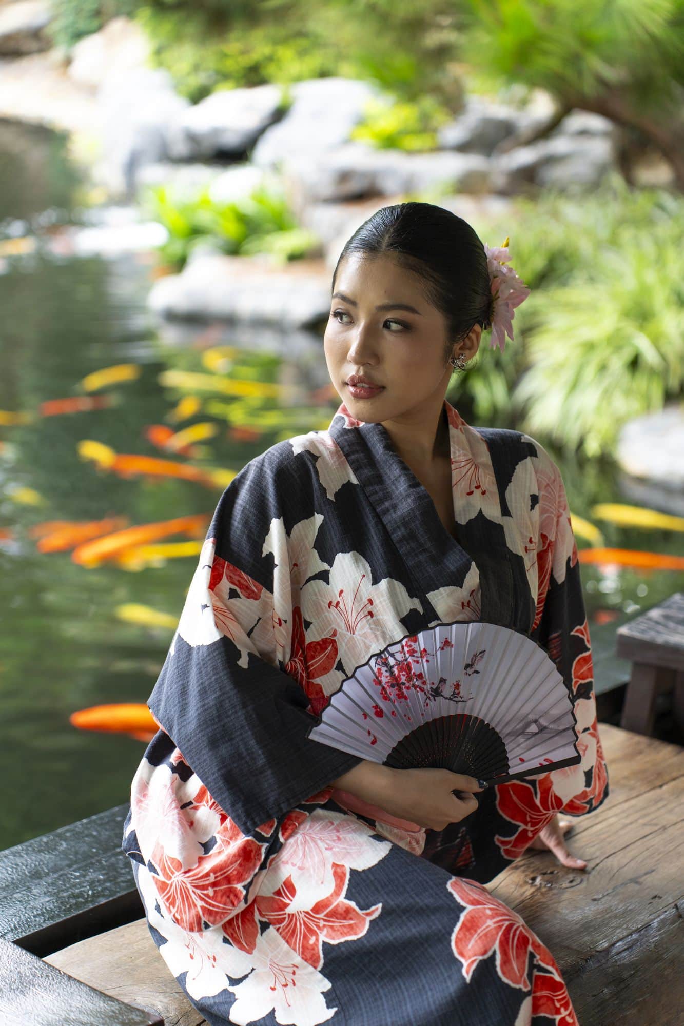 Khách mặc kimono ngồi bên hồ cá koi