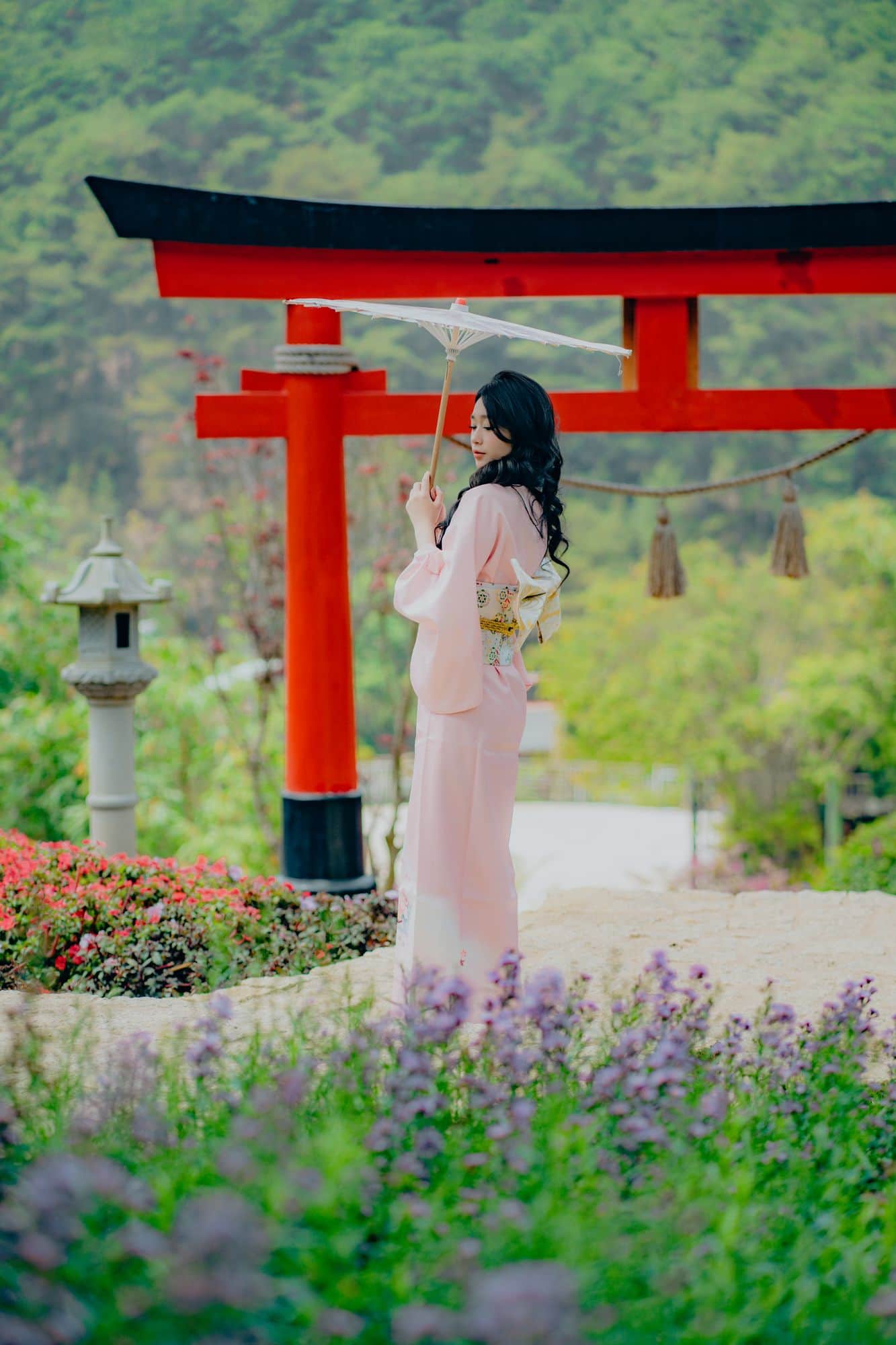 Cổng torii giữa vườn hoa